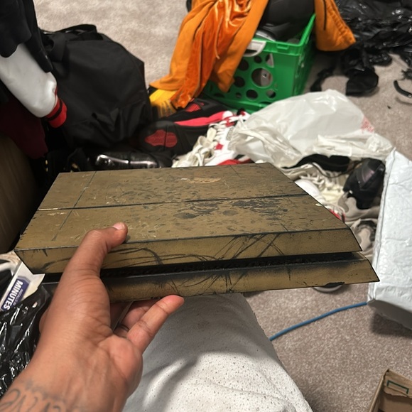 PS4 gold paint spray with two controllers without the cords - Picture 3 of 5